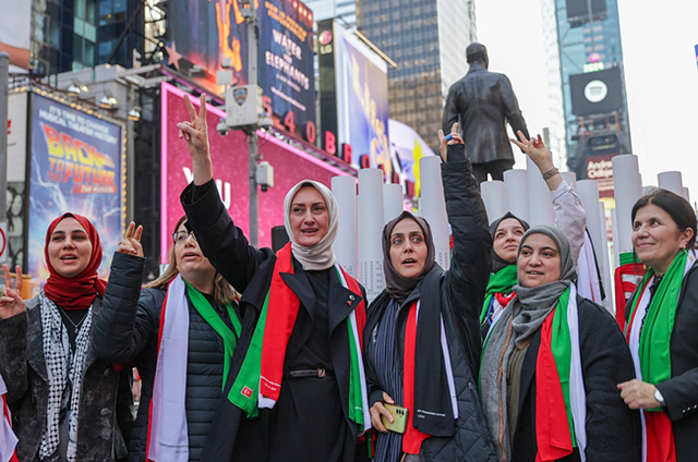 土耳其非政府组织通过时代广场互动装置呼吁全球关注巴勒斯坦妇女