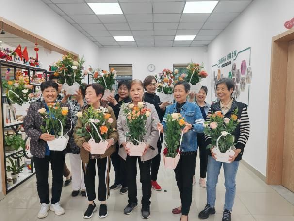 苏州香城花园社区开展 “以花之名，致时光里的温柔”母亲节活动