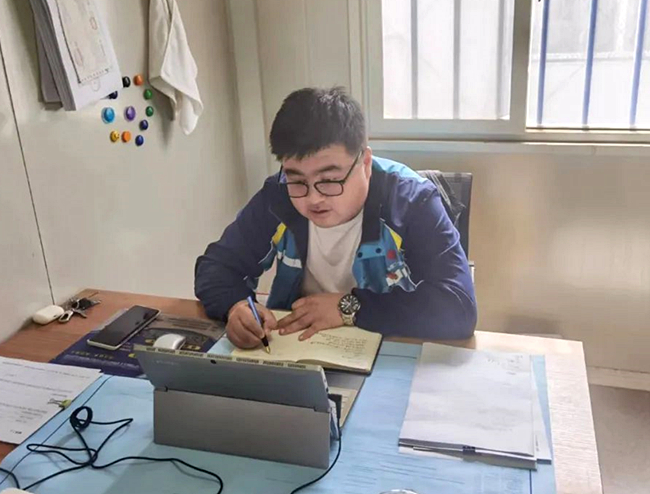 奋战在施工一线的“老黄牛”