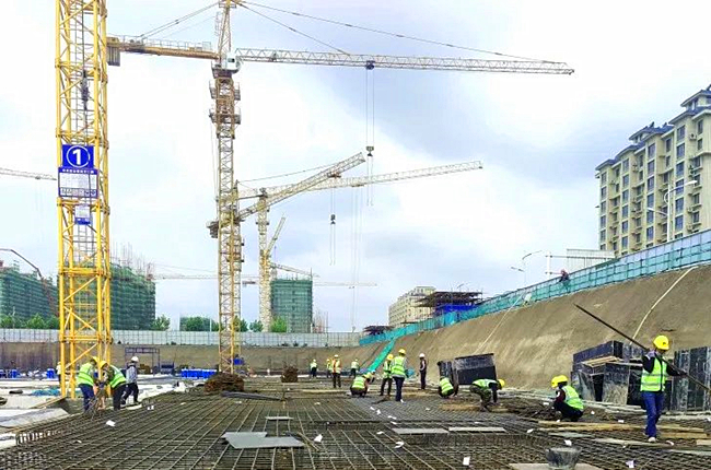 坚守一线“战高温” 全力以赴建设忙