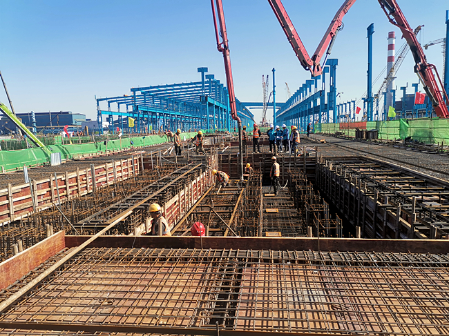 4月3日，江苏永钢项目B线加热炉上料平台及A、B线加热炉电气室主体结构，在项目部全体人员及项目领导的精心安排部署下经过16个小时连续奋战，安全顺利的完成全部浇筑3.jpg