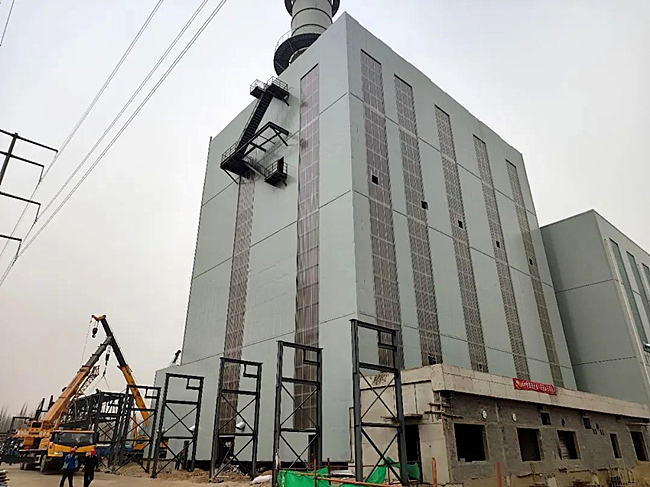 4月4日 包钢 正在完成6号燃机余热锅炉厂房彩板封顶、主控楼室内装饰装修、外网管道支架钢结构安装等.jpg