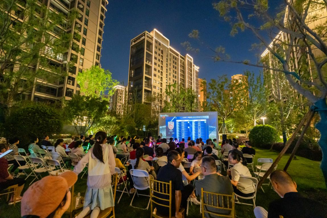 绿茵之外，温情常在