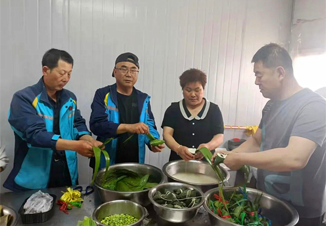 坚守岗位战一线 浓情端午暖人心