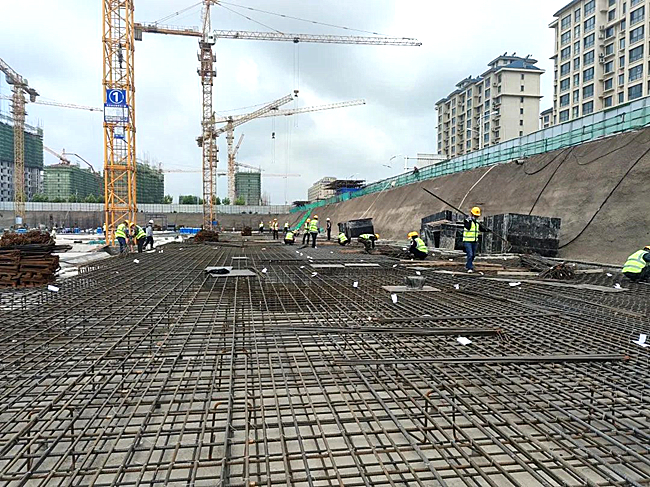 高温“点燃”建设热情 吹响大干“冲锋号”