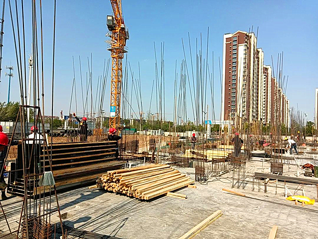 烈日之下迎“烤”验 奋战工地保进度