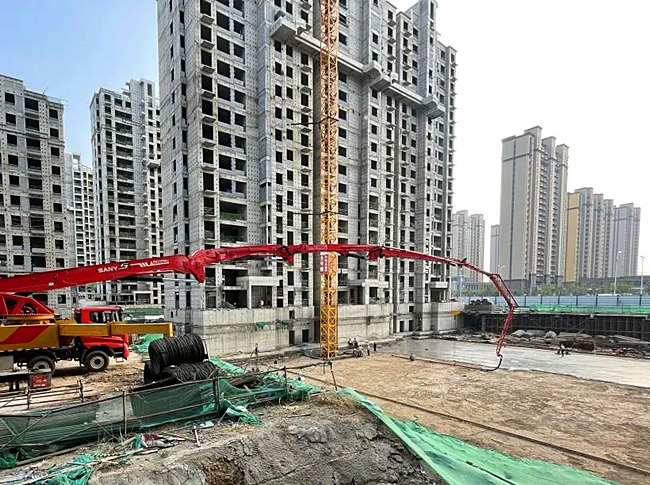 酷热“超长待机” 工地“火热”建设忙