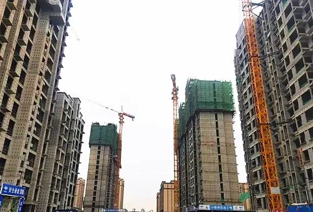 工地热火朝天 干劲热情高涨